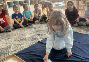 Dziewczynka kladzie cyfrę pięć