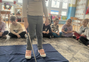 Dziewczynka wskazuje cyfrę dwa