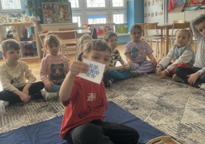 Chłopiec pokazuje jedną śnieżynkę