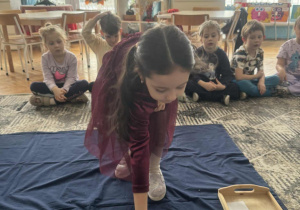 Dziewczynka kaldzie dwie śnieżynki