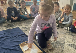 Dziewczynka wybiera śniezynki z tacy