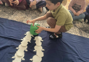 Chłopiec liczy oczka na kostce