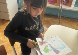 Dziewczynka wycina puzzle