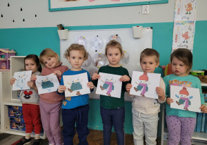 Dzieci z kolejnymi ilustracjami historyjki