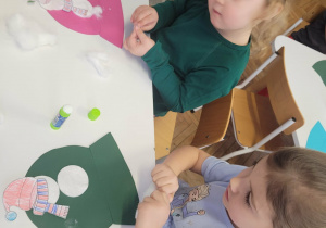 Dzieci przeklejają watę