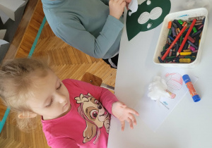 Dzieci przeyklejaja watę do kartonu