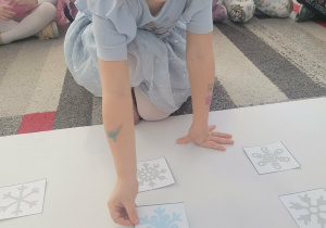 Dziewczynka szuka śniezynkę do pary