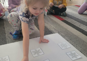 Dziewczynka szuka cież śnieżynki