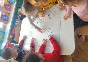 Dzieci odszukuja takie same bałwanki