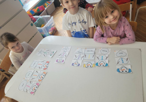 Dzieci z ułozonymi bałwanami