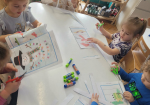 Dzieci wycinają puzzle