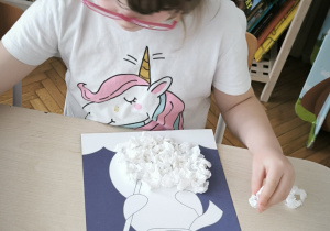 Dziewczynka przykleja bibułę