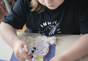 Dziewczynka koloruje balwankowi szalik