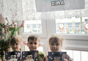 Dzieci z pracą plastyczną z bałwankiem