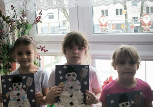 Dzieci w kąciku przyrody z praca plastyczną bałwanek