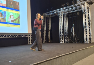 Pani prowadzaca warsztaty w Centrum Dialogu