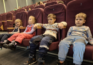 Dzieci siedza na krzesłach