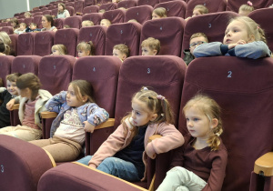 Dzieci siedzą i sluchają o obowiązkach przedszkolaka