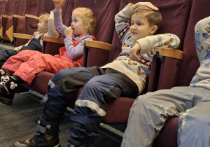 Dzieci siedzą w sali