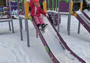 Dziecko na zjeżdżalni
