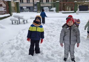 Dzieci bawiące się na śniegu