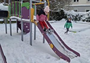 Dziecko na zimowej zjeżdżalni