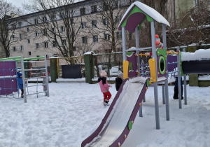 Dzieci na zimowym palcu zabaw