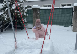 Dziewczynka robi kulkę śniegową
