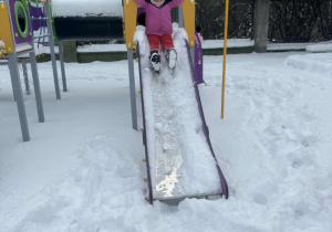 Dzieci na zjeżdżalni