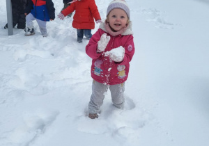 dziecko lepi kulę zee śniegu