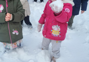 dzieci pokazują kule ze śniegu