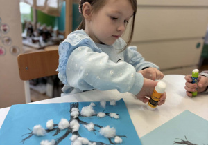 Dziewczynka przykleja watę