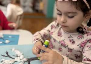 Dziewczynka robi kulke z waty