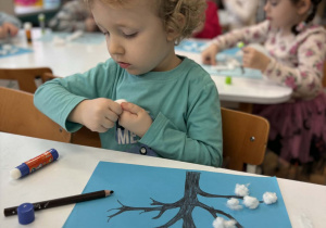 Chłopiec dzieli watę na kilka części