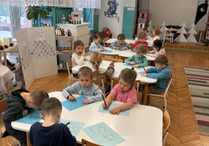 Dzieci pracują przy stolikach