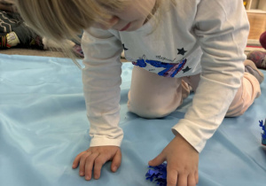 Dziewczynka wybiera śnieżynki