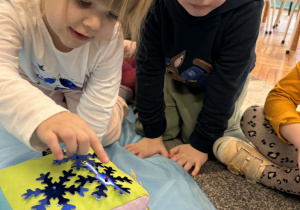 Dziewczynka liczy do trzech