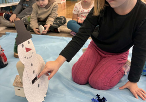 Dziewczynka wrzuca śniezynki