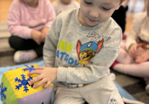 Chłopiec liczy do dwóch