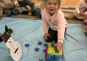 Dziewczynka loczy niebieskie śnieżynki na kostce