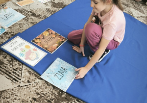 Dziewczynka kladzie napis zima