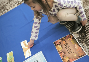 Dziewczynka kładzie napis wrzesień