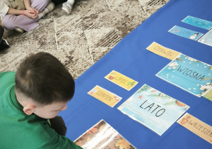 Chłopiec kladzie napis listopad