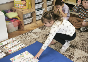 Dziewczynka kładzie napis poniedziałek