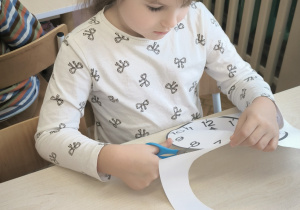 Dziewczynka wycina nożyczkami