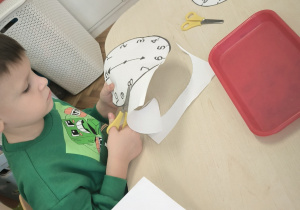 Dzieci wycinają tarcze zegara