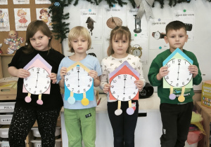 Dzieci na tle miesięcy stoją z zegarami