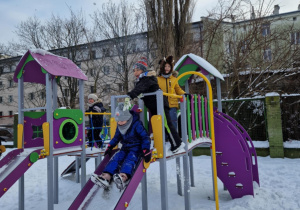 Dzieci na zjeżdżalni