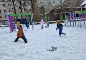 Dzieci biegają na śniegu