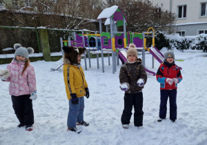 Dzieci stoją ze śnieżkami